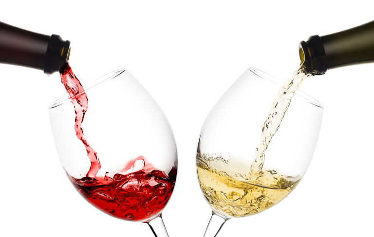 Wino białe i czerwone nalewane do kieliszków